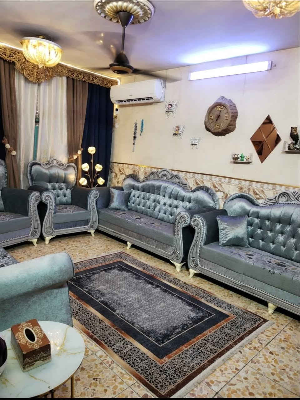 السلام عليكم بيت للبيع تجاوز مساحة ٩٠ متر مربع واجهة ٧ بناء حديث طابوق مسلح البيت يتكون من استقبال وصالة مفتوحة وغرفة منام ومطبخ وصحيات البيت كوله سيراميك فقط، الغرفه بياض  والسطح شتايكر بيت كامل وجاهز للسكن مكان بغداد بلأمين شهداء النفط يم اسواق كرار الوائلي غير متواجد عل فيس للأستفسار الاتصال ع الرقم ***********
