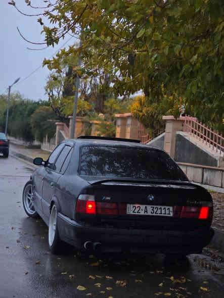 بە ناوی خوای گەورە 
بیئیم بیلاد ٥٤٠ کامل کراوەتە٥٤٤ کامل دەستکاری
مۆدیل ٩٤ 
 دەبل پەرەشوت 
قەپات مواسەفات
سلایت 
پێش گەورە
دەعامی پشت و پێش سپۆرتی یەک پارچە
ویلی M18 لۆک 
کوشن سیاعی 
کوشن جلد 
سەنەوی نوویە تا ٣٠ بە ناوی خۆمانە 
پێش کەپسە پشتی بەس ناو حەوزی هەیەتی 
سەیارەکە رووبەروو بیبینە بە دلت نەبوو پارەی ریگات بۆ دەگێرمەوە بە شەرتی قووەت کارەبای هەموو گیانی بە شەرتە 
سعری ١١٠گەلاو مەجالێکی کەم گۆرینەوە دەکەم بەس بە بیئیم ٥٢٥ یان سەقەر رەقەم ئارمم ناوێت 
شوین رانیە *********** رانية
