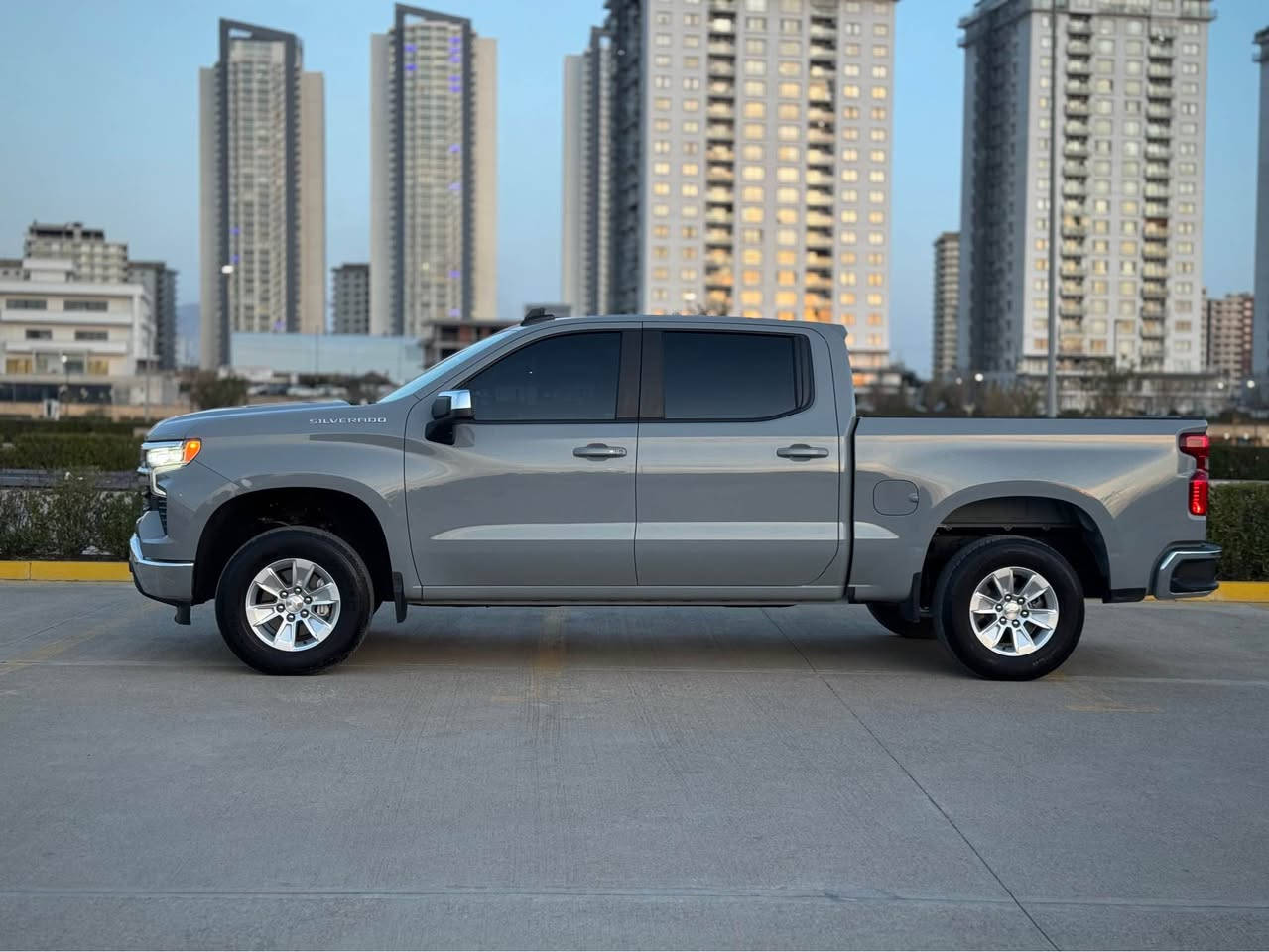 ‎کوردی / عربی 

‎بسم الله الرحمن الرحيم

Chevrolet Silvrado LT turbo max 2024 4x2
ماشەڵا سەیارەیەکی زۆر بێدەنگ و کەممەسرەف
بێ بۆیاخ بێ سارد بێ کرانەوە بێ گۆڕان بێ ئێرباگ
مەکینە 4 پستۆن 2.7 هێزی 310 ئەسپ و 10 گێڕ
ژمارە کاتیە و کاتی نەشکاوە و ٣ مانگ کاتی لەگەڵە 
هیچ مەسرەفێکی تیا نیە هەموو گیانی بە شەرت ✅
دەرگا گەورە و بۆدی کورت مەرغووب
تاک ئەکسلەو 17 هەزار میل ڕۆیشتوە 

نرخ 💵(( 318 ))💵 وەرەقە و معامەلەیەکی کەم 

مواسەفات LT 
بەصمە و شەغال وشاشە گەورە و گێچ ئەلکترۆنی 
حاسە و کامێرا و ڕادار و ناڤیگەیشن 
برێک بەصمە و ئۆتۆ ستارت و ستۆپ
کوشن کارەبا و هیتەر  سوکان هیتەر 
سوکان ڤۆلیۆم و دیاری کردنی خێرایی
و لایتی پێشو دوا کامل لید 
زۆر مواسەفاتی تر …

رەقەم شانصی : 1GCPACEK0RZ277909
حسابکە کلین تایتڵە 
ڤیدیۆی کاملی سەیارەکەم لایە کڕیار داوا بکات ✅

📍شوێن : سلێمانی 

*********** - *********** ☎️
ڤایبەر و واتصئاپی لەسەرە 
————————————————————-
سلفرادو موديل ٢٠٢٤ مواصفات LT تیربو ماکس 

ماشاءالله سيارة راقية و قوية و اقتصادية و جاهز
بدون صبغ و تعديل بارد و تبديل و ارباكات سليمة
محرك ٤ سلندر ٢.٧ تيربو قوة ٣١٠ حصان و ١٠ نمر 
رقم مؤقت ما مكسور و بيها مجال ٣ شهر للترقيم 
تترقم شمالي فقط . دعامية لدعامية بشرط كل شي 
سيارة توويل 4x2 و ماشي 17 الف ميل
باب طويل و بدي قصير مرغوب

سعر💵 (( 318 ))💵 ورقة و بيها مجال 

مواصفات LT 
بصمة و تشغيل عن بعد و گيج إلكتروني 
شاشة كبير و حساس و كاميرا و رادار 
بريك بصمة و اوتو ستارت و ستوب 
كشن كهرباء و تدفئة و ستيرن تدفئة 
ستيرن فوليوم و تحديد سرعة 
لايت امامي و خلفي كامل LED 
بعد هواي مواصفات..

رقم شاصي: 1GCPACEK0RZ277909
سيارة تحسب كلين تايتل 
عندي فيديو كامل سيارة شراي آطلب و تدلل ✅

📍عنوان السيارة: سليمانية 

*********** - ***********☎️
فايبر و واتساب موجود السليمانية, العراق
