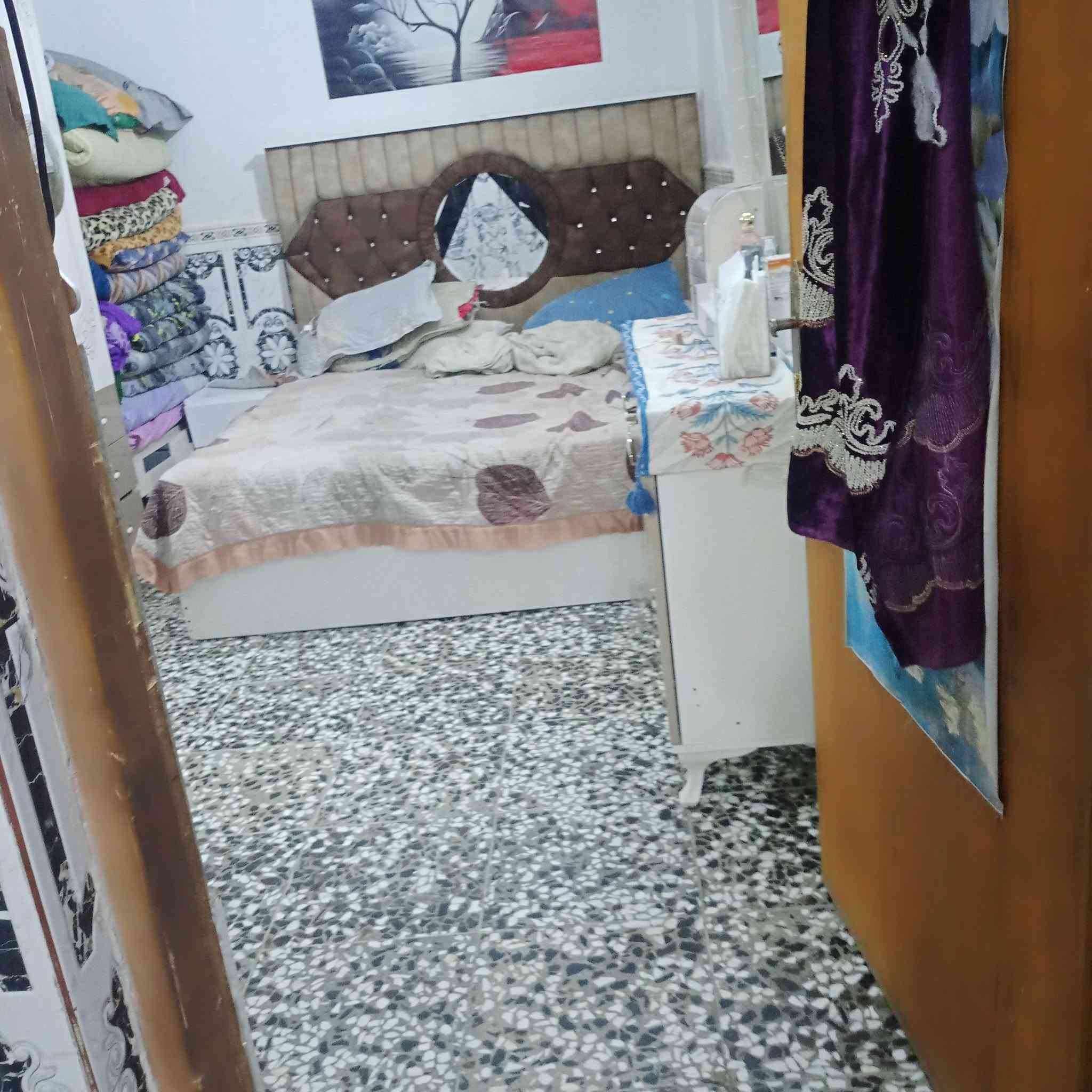دارللبيع المساحه75 طابقين العنوان بغداد الحسينيه شارع ابوسميرشارع تجري الستفسار على ***********
