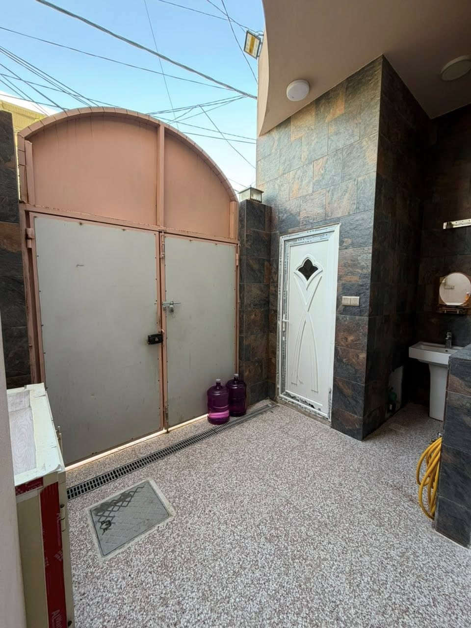 دار للبيع في حي السلام
الموقع :خلف دارك 
المساحة :90 متر 
طابق واحد
شارع بعرض 10 متر
حالة البناء جيد جدا 
يتكون من غرفه وصاله واستقبال 
للاستفسار اكثر مراجة مكتب شبر في حي السلام 
او الاتصال على ***********
