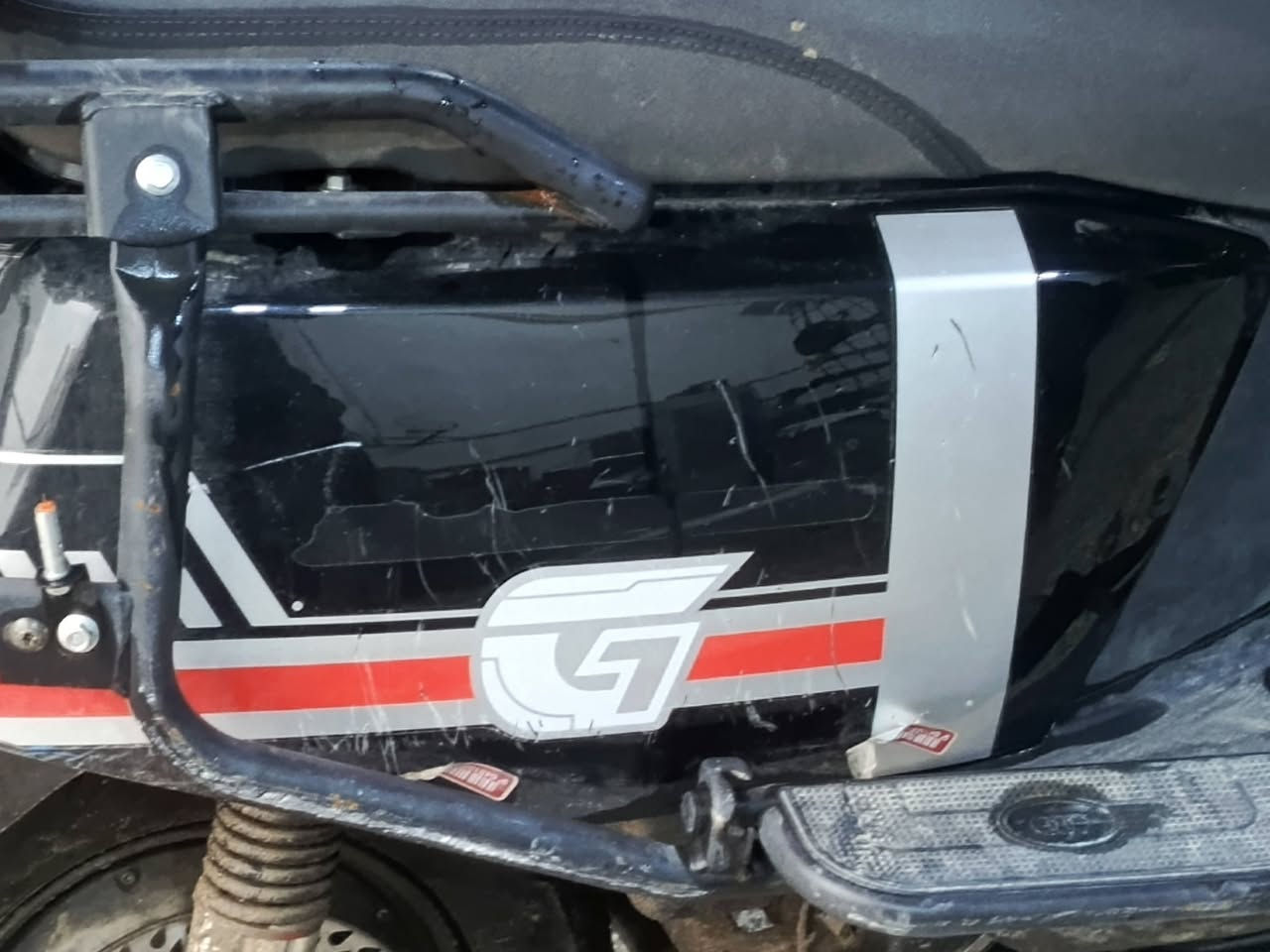 السلام عليكم 
دراجه شحن 
6بطاريات دبل 
ملف 2000
عقل2000
نضافه شبه فول شخوط بسيطه 
سرعته 99
حقيقي 80
السعر 800
بيه مجال شي بسيط 

***********
