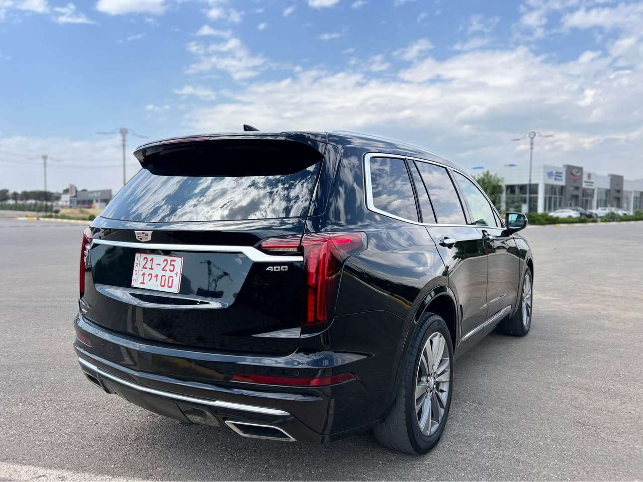 ‎🚘 للبيع – Cadillac XT6 موديل 2023 – اللون الأسود الفاخر

‎💰 السعر: 29,000 دولار فقط  ( فحص مؤقت ) بدون رقم 

⸻
‎⚙️ المواصفات الفنية:
‎ • المحرك: 3.6 لتر V6 بقوة 310 حصان
‎ • ناقل الحركة: أوتوماتيك 9 سرعات سلس وسريع الاستجابة
‎ • نظام الدفع: دفع رباعي (AWD) – ثبات ممتاز على الطرق
‎ • الوقود: بنزين
‎ • عدد الكيلومترات: [أدخل الرقم هنا]
‎ • التسارع: من 0 إلى 100 كم/س في 6.9 ثانية
‎ • استهلاك الوقود: حوالي 9.4 لتر لكل 100 كم (قيادة مختلطة)

⸻
‎🎯 المزايا الداخلية:
‎ • مقاعد جلد طبيعية فاخرة – 3 صفوف تتسع لـ 7 ركاب
‎ • مقاعد أمامية كهربائية مع خاصية التدفئة والتبريد
‎ • مقاعد الصف الثاني قابلة للطي والإنزلاق بسهولة
‎ • نظام صوت Bose فاخر بـ 14 سماعة لتجربة صوتية راقية
‎ • شاشة لمس وسطية 8 إنش + دعم Apple CarPlay و Android Auto
‎ • تحكم بالمناخ ثلاثي المناطق لكل صف تحكم مستقل
‎ • سقف بانوراما واسع يمنح إحساس بالرحابة
‎ • شحن لاسلكي للهاتف + منافذ USB أمامية وخلفية
‎ • إضاءة داخلية محيطية متعددة الألوان
⸻

‎🛡 أنظمة الأمان المتقدمة:
‎ • 7 وسائد هوائية موزعة داخل السيارة
‎ • نظام الفرملة التلقائية في حالات الطوارئ
‎ • تحذير مغادرة المسار + المساعدة في البقاء ضمن المسار
‎ • كاميرا رؤية شاملة 360 درجة
‎ • مثبت سرعة متكيف بالرادار
‎ • نظام كشف المشاة والتنبيه قبل الاصطدام الأمامي
‎ • حساسات أمامية وخلفية لركن أسهل

⸻

‎🌟 المزايا الخارجية:
‎ • لون أسود لامع فاخر مع لمسات كروم
‎ • جنوط ألمنيوم 20 إنش تصميم رياضي أنيق
‎ • باب خلفي كهربائي بفتح آلي (Hands-Free)
‎ • مرايا جانبية كهربائية قابلة للطي مع تدفئة
‎ • زجاج خلفي مظلل للخصوصية
‎ • أضواء أمامية وخلفية LED بالكامل

⸻

‎📩 للتواصل والاستفسار:*********** أربيل, العراق

