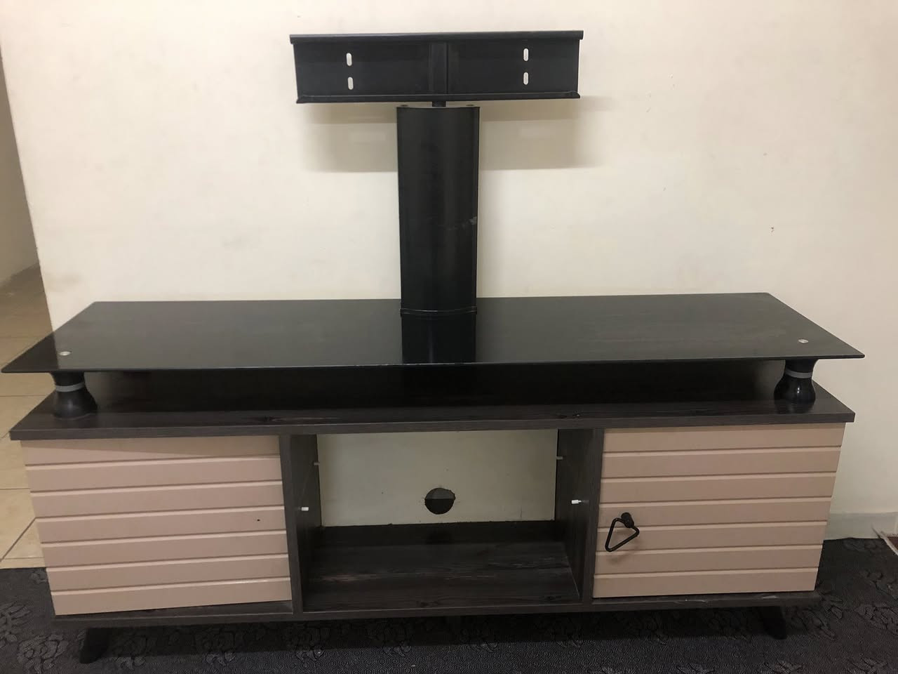 سلام عليكم 
ميز بلازمه نضيف تفصال تركي خشب عراقي للبيع سعره 60  وبي مجال ***********
