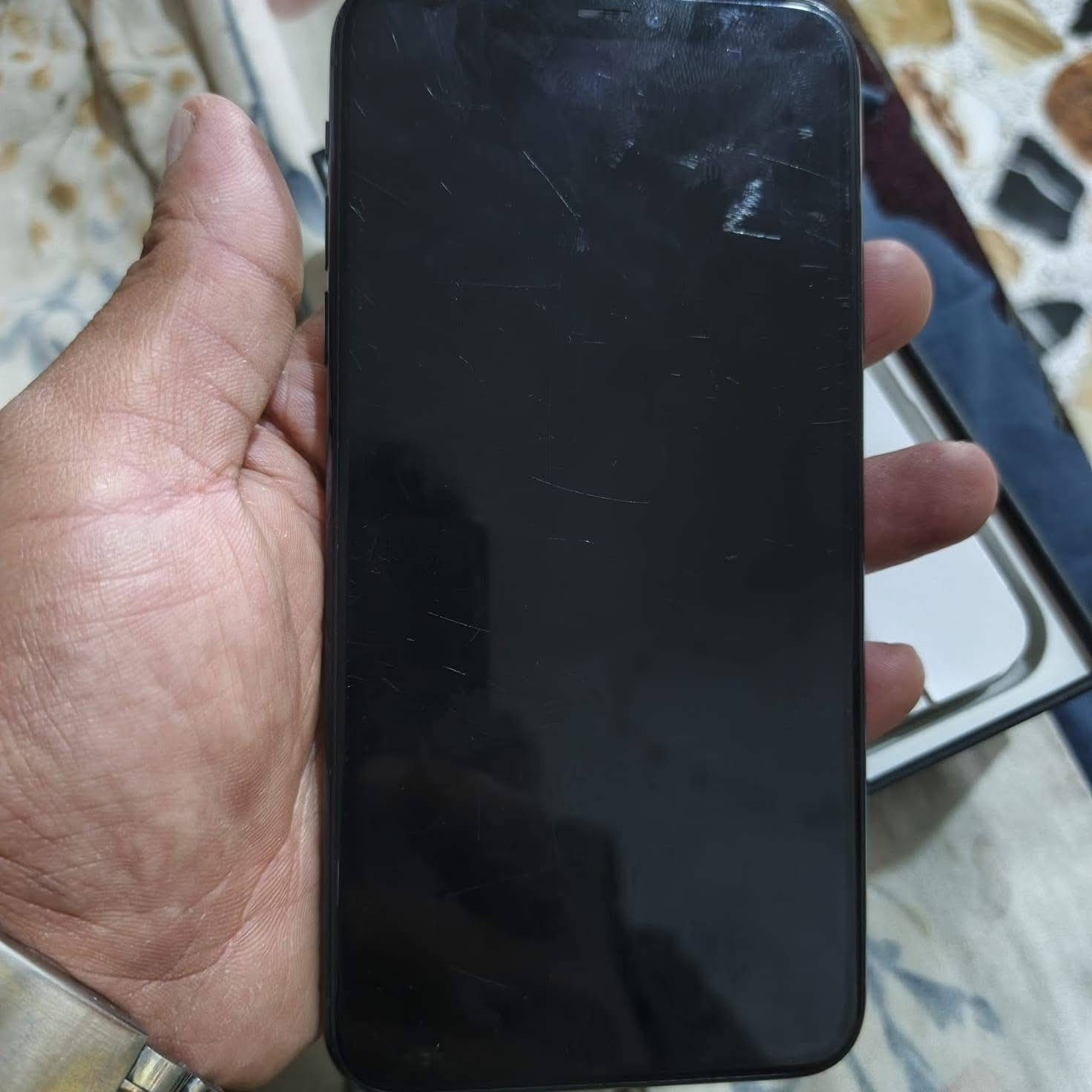 سلام عليكم
تلفون ١١ برو ماكس 
ذاكره ٦٤
البطاريه ٧٤
بي فطر بل ضهر 
وبي شدوخ بل شاشه تلفون بعده وتر 
تلفون شحنه يخبل لا يصرف ولا شي
السعر ٢٧٥
وبي مجال الشراي يتصل ماجوب عل مسنجر نوبات 
***********
