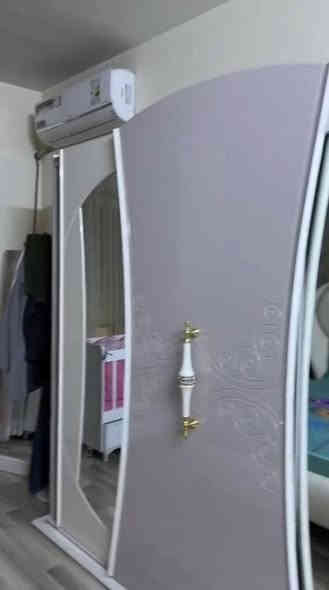 السلام عليكم 
غرفة اخشاب موصى بالنشر 
للفائدة غرفة تركية درجة اولى 
انعرضة هاي الغرفة وصعدت ترن 
لان جانت الوحيدة في دخولهة العراق 
وماكو اختهة  نضام بيبان سلايت سجة تجدح 
الانارة شغالة 
مستعملة جداً نظيفة ما بيها زلغ ولا شخط 
فقط على باب الزوج تفيدة لان كلش جديدة وبيهة مجال المكان القاهرة 
*********** متواجد واساب
@الجميع بغداد
