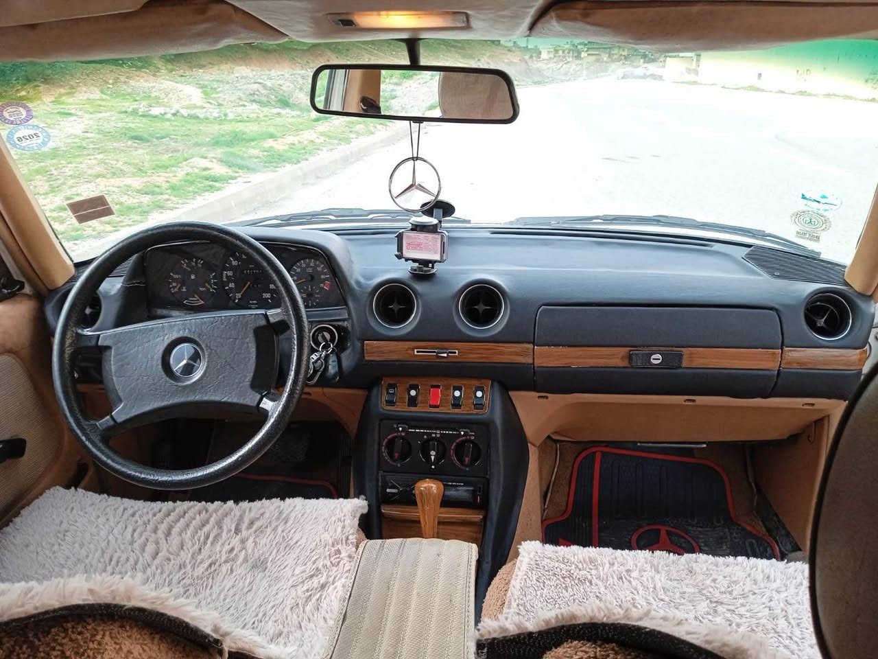 مارسيدس مؤديل 1984  V6

مه كينه  ارنب 2.5  كير اتوماتيك
 ناوزه  زور جوان ماوه 
به شةرتى تبريد + سارد وكرمي 
   سه نه وى تا  2031 تازه 
 ته حويل وه كالات شه رت 
ده عمى نيه سه ياره كه زؤر تازه يه نووقسانى تيا نيه له
53 $ومجالي تيايه
 
شون سليماني 
ره قه م مبايل ***********

مرسيدس موديل ١٩٨٤ كير اتوماتيك محرك 2.5 أرنب 
بشرط كير ومحرك   
داخل اصفر
تبريد و تدفئه بشرط
رقم و السنويه جديد حتى 2031
شرط تحويل وكاله
سعر 53 $ مجال قليل
رقم موبايل. ***********  سليمانيه السليمانية, العراق
