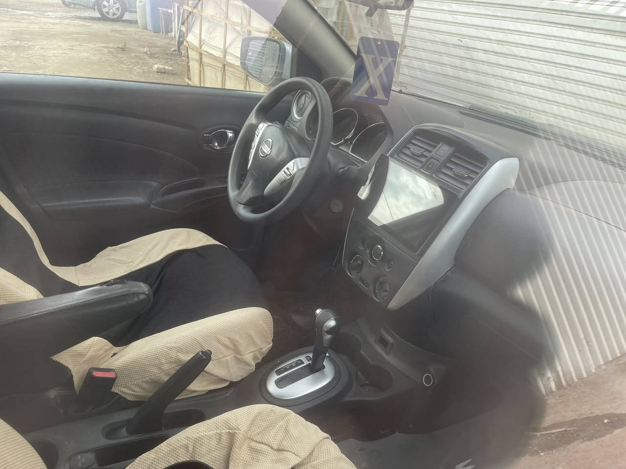 السلام عليكم نيسان فيرسا وارد أمريكي حادثه جاملغ وبنيد بيه داخل موديل ٢٠١٧ سياره جديده حلوه رقم تليفون ***********
