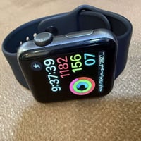 ساعه ابل الجيل الثالث قياس 42  مستخدم نضافه 95‎%‎  ملحقات كامله مع شاح...