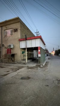 بنايه تجاريه للبيع تحتوي على شقتين كبيرتين+ثلاث محلات مؤجره بوارد شهري...