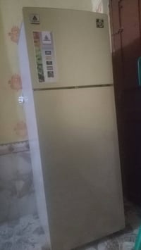 ثلاجة الحافظ نظيفة جدا حجم ١٢ قدم للبيع السعر ٢٠٠ وبي مجال 07815702926