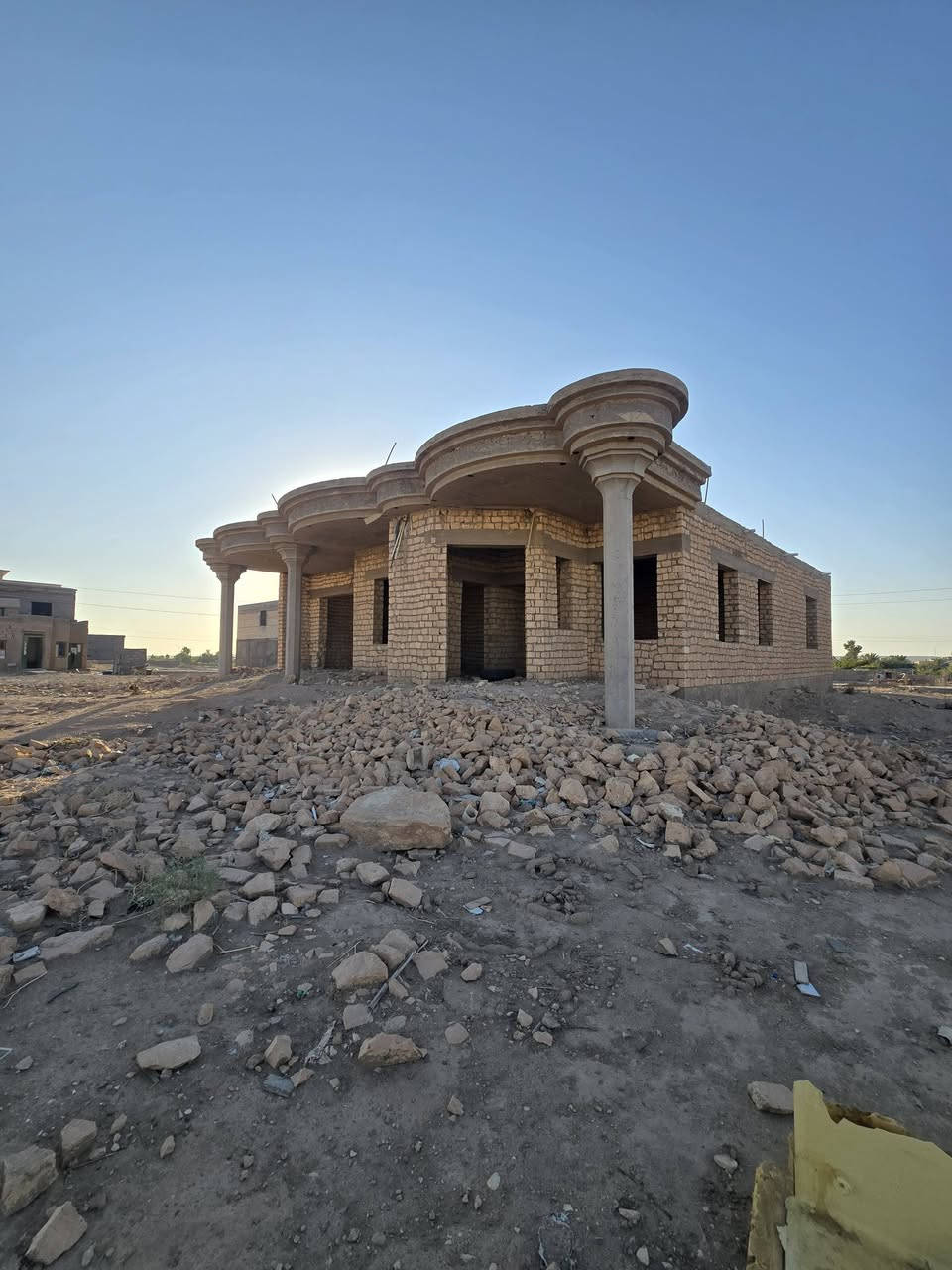 للبيع دار في حي الزهور مقابل الاطفاء عكس الوجه يحتوي ع غرف عدد ٢ وديوانيه ومطبخ وصاله وصحيات كما موضح في الفيديو السعر ٣٢ مليون وبي مجال بسيط للتواصل ***********
