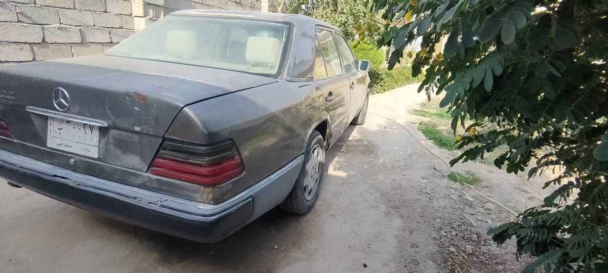 السلام عليكم
مرسيدس  بيبي دب 
موديل 1994 بغداد 
مكينة 300 شرط لا تنقيص ولا تبخير 
تبريد شغال سنوية ما ساقطة  
قواعد بلاد 
ما بية ضربة 
تخم تاير جديد باتري جديد 
السعر 46 
ذي قار الدواية  شرط تحويل 
***********

