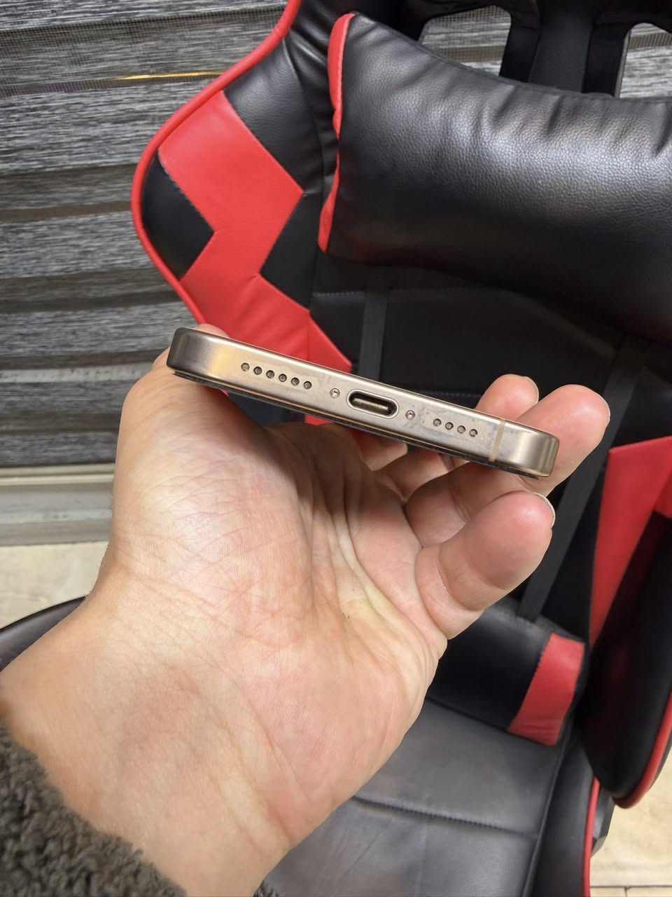 ايفون 16 برو ماكس ذاكرة 256  بطارية 91 كارتونة ويا سعرة 1300قفل الاعظمية ***********
