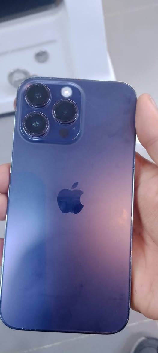 السلام عليكم ١٤برو ماكس 256نقصه شاشه السعر 550 أو بي مجال مكاني بغداد المنصور14  رقمي ***********
