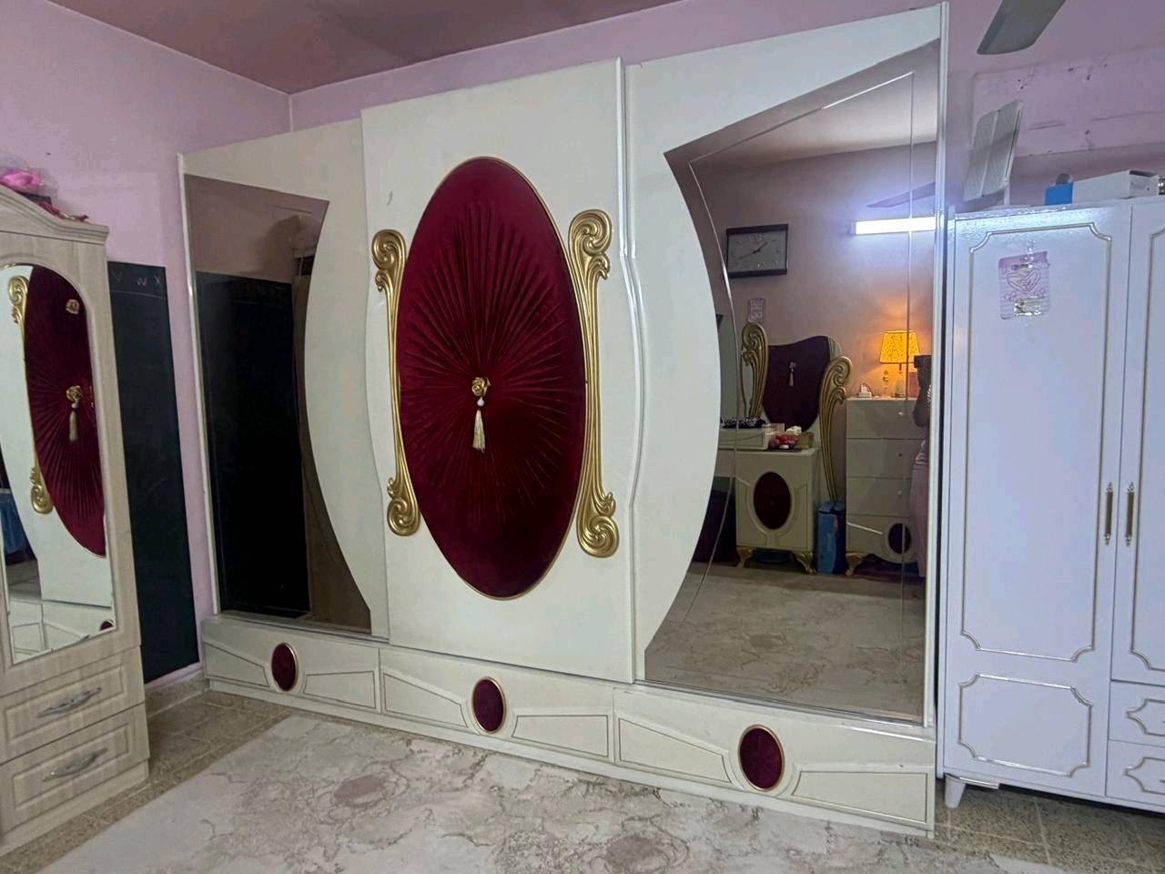 
ما هو نوع الخشب المستخدم في التصنيع؟: 
تركي
أين يقع الغرض بالضبط لسهولة التوصيل؟: 
حي تونس
هل بإمكانك توفير خدمة النقل؟: 
لا
هل هناك أي آثار استعمال أو أضرار في القطع؟: 
قليل جدا ..ضهر الجربايه موجود