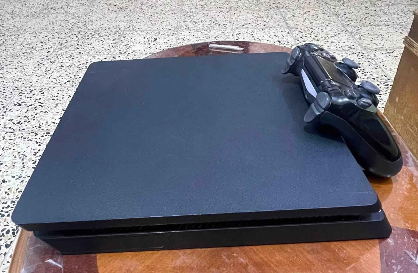 جهاز ps4 اونلاين online استعمال بسيط المساحه 500
جيجا بايت GB

مع الجوستك الأصلي HD مع حساب ps4جديد يكون بأسم المشتري مع كيبل التشغيل الخاص فقط قاعده القرص لازم أتخلي الجهاز وضع سكون يله تقره القرص المكان بغداد /حي الجهاد الجهاز مع العلبه الاصليه للتواصل على الرقم أو الواتساب مع قرص رينبو 6 ووج دوج 

***********

السعر 200،000 الف وبي مجال
