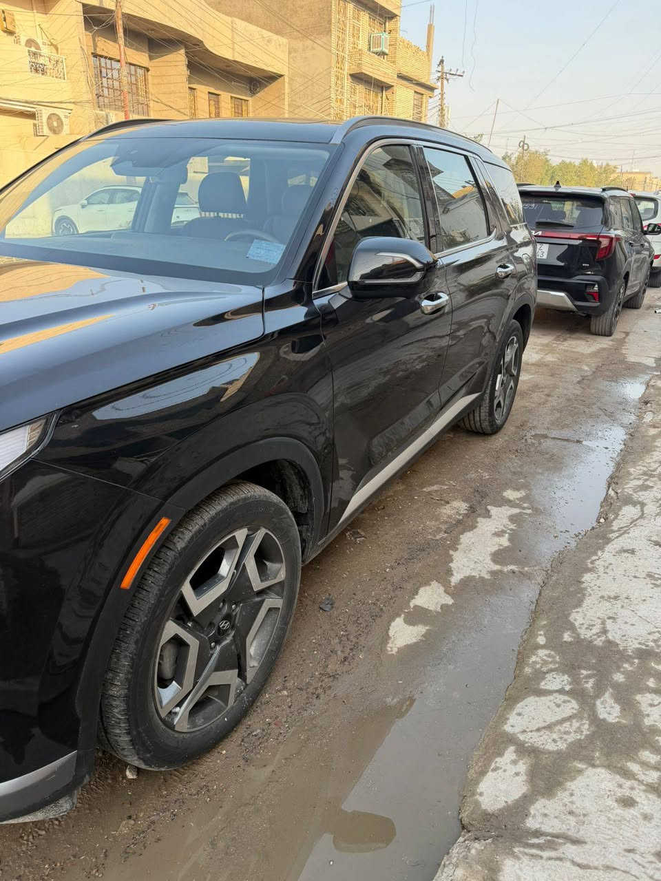 هيونداي باليسيد 2025رقمها بغداد  شهداء محركها 3800 أوحاليا مشت عندي 6000الف سبعه راكب كشنات منفصلة   (بلاك اديشن) رياضية بالكامل وفيها (7أنظمة قيادة )ومن ضمنها اوف رود  ومواصفاتها فوق اللمتد يعني مانع تصادم امامي وخلفي وكشنات أمامية تدفئة وتبريد ومرأة قلاب عند الرجوع الى الخلف وحساس الاجتياز وتدفئة مقود    وقيادة ذاتية وتشغيل عن بعد و بقية المواصفات المعروفة واطاراتها نوع برجستون  موبايل ***********وبصمات عدد 2 بغداد, العراق
