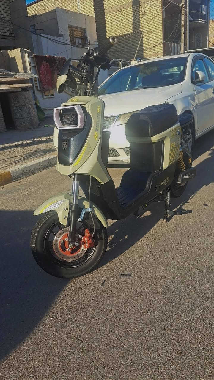 السلام عليكم دراجة شحن Rs9 بطاريات 5 كبار مو صغار  اخت الجديدة صار 4 أشهر من جايبها مكفولة من كلشي الدراجة وياها كارت تشغيل العدد 2 وبصمة العنوان بغداد حي العامل سعر 400 وبيها مجال حك الجية الرقم ***********
