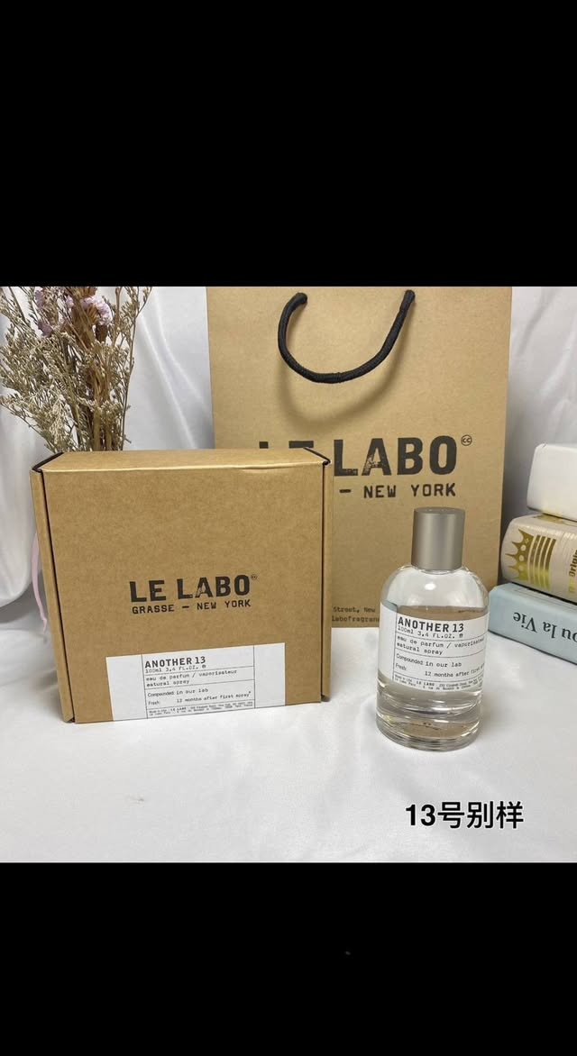 سلام عليكم توفر عطر لي لابو اناذير
Another 13 Le Labo

عطر شرقي - خشبي للجنسين

Nathalie Lorson قام بتوقيع هذا العطر
يمتاز العطر بثبات عطري عالي
يأتي التكوين العطري مع باقة متألقة تفتتحها القمة العطرية مع الكمثرى والاميل ساليسيلات وايزو E سوب
بينما تختتمها القاعدة العطرية مع نبات حب المسك، العنبر والمسك.
الحجم: 100مل

سكن كوالتي جدا علي طبق الاصل
سعر القطعه ب 30 الف


**إذا كنت صاحب هذا الإعلان وتريد حذفه لأي سبب، رجاءا أرسل رسالة إلى الدعم الفني**