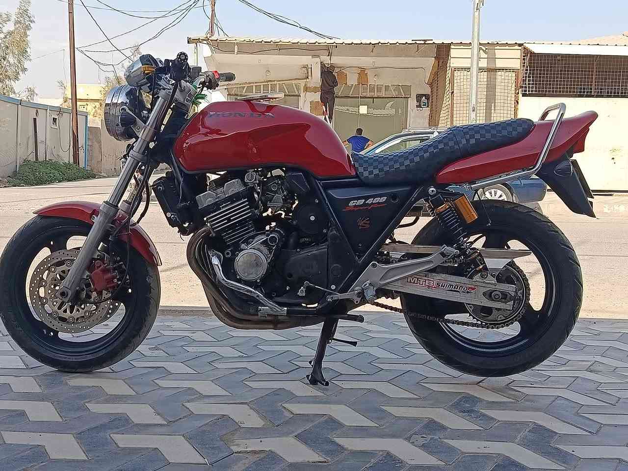 السلام عليكم
دراجة سيبي فور جيل اول 
مكينه مكفولة  السعر 10$
مكان الدراجة ديالى 
***********
