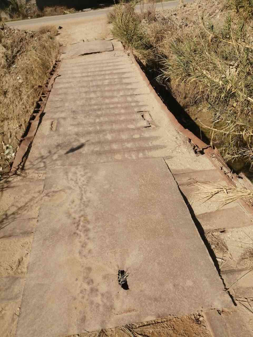 السلام عليكم  شاصي مع حصيره للبيع طولهن  ١٣متر مستخدمينه جسر تعبر عليه السياره مكاني نجف ناحية الحرية اتصل ع الرقم  ***********
