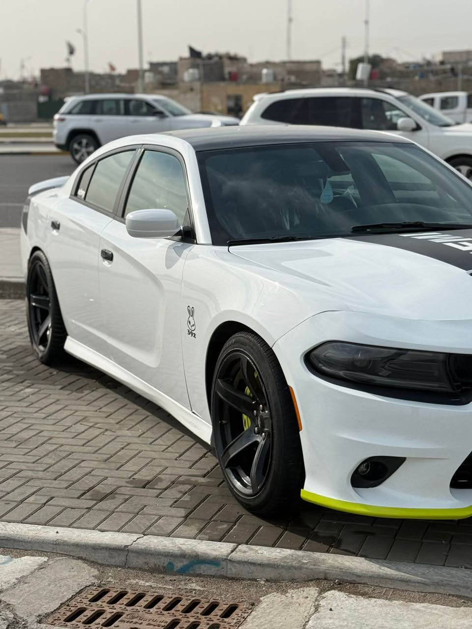 السلام عليكم دوج جارجر RT 5700هيمي 
موديل 2019 
رقم مميز✨
الحادث قطعتين فقط مصبوغات جاملغ وشوي من البنيد 
الموصفات:
فول ما عدا الفتحه 
سوبر تراك باك يعني سياره مو عادية
كشنات حضن كنتاره 
كشن كهرباء
شفتات ستيرن 
شاشة كبيره تدعم كار بلي 
تشغيل عن بعد 
كزوز SRT دبات سود بلاد 
بلكات ريسنك 
ولف حماوه ريسنك
ماشيه 70Km
ويل 20 هيلكات 
المري هيتر 
حساسات 
السعر 230 
تصال او واتساب؛؛ ***********
سياره مصروف عليها هواي وجاهزه من كلشي البصرة, العراق
