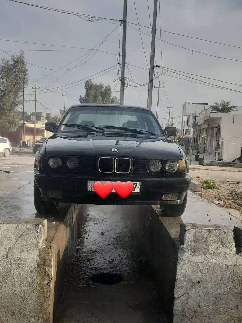 صباح الخير 
بي ام  حجم 525 موديل 1990 
كير اوتماتيك   
رقم وسنويه جديد الى 2030 
السياره بأسمي 
غرامه الف دينار  ماعليها  شرط 
كير ومكينه جيد  نكره سلف ماتصرف بانزين 
اسفل السياره نضيفه لا خياس ولا ضربه 
السياره تحتاج ترتيب ... 
السعر ٣٦ ورقه  .. الله يرحم والديك اذا مو شراي لا تعبني 
بيها مجال بالسعر  ***********
