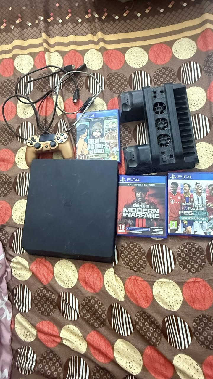 السلام عليكم  بلي 4 سلم
الجهاز بلادي ممفتوح تحديث اخر نسخه 

ملحقات جوستك تجاريه عدد 1

اقراص عدد 4

بيس 21 

كلفديوتي مودرن 

جي تي اي ثلاث اجزاء 

جي تي اي كراند 

السعر  320 الف بي مجال بسيط 

ملاحظه البيس وحدها تنباع ٩٠الف 

ويا قاعده مال بلي وشحن جوستك 

وقاعده مال العاب 

***********

عنوان الطوبجي حي السلام
