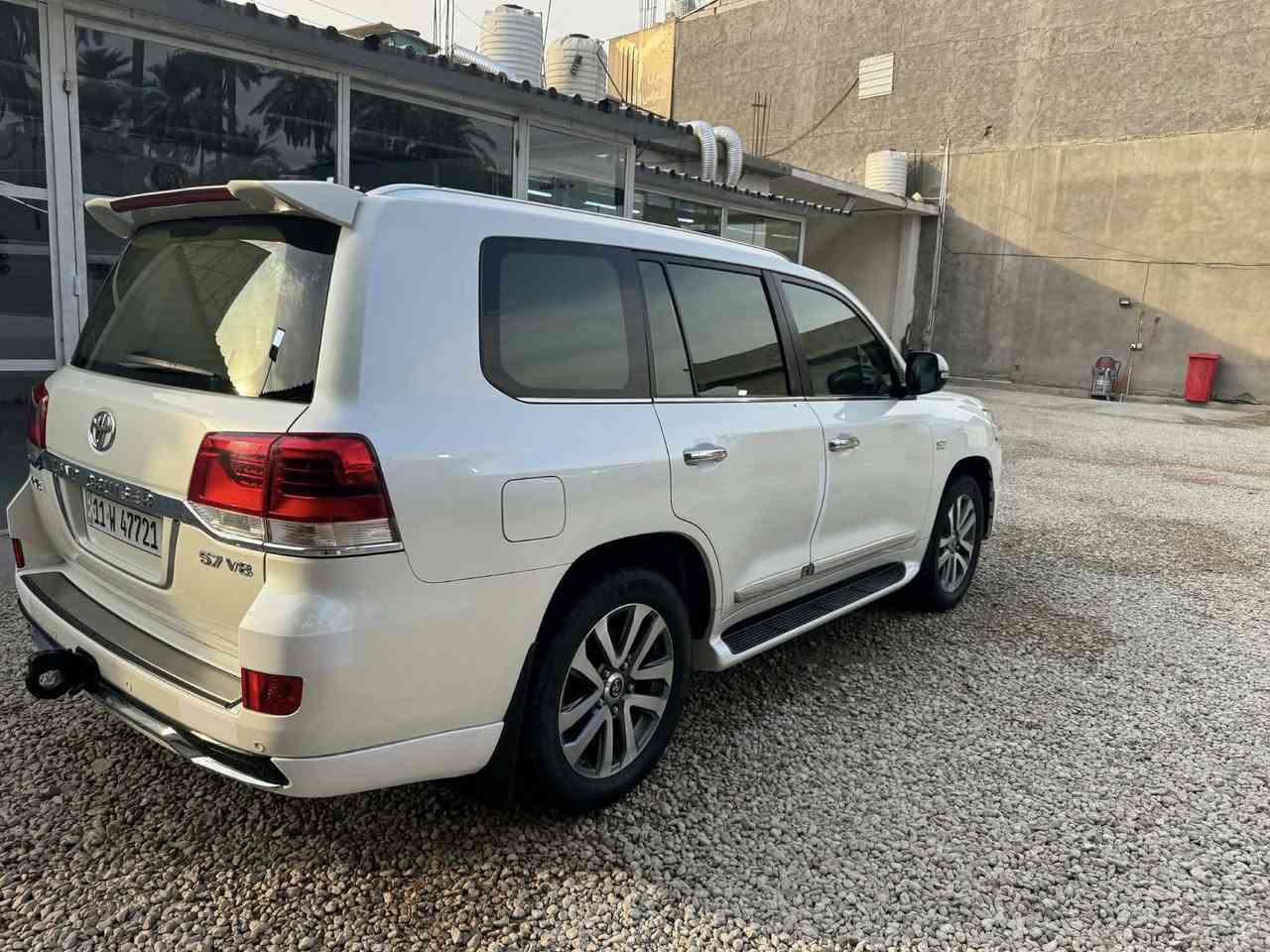 سلام عليكم لاندكروز 2017 جديده كفاله عامه مواصفات لكزز 8سلندر5700VXR خمس كامرات جنطه كهرباء معروفه موصفات الكزز رقم 0780 123 3507
