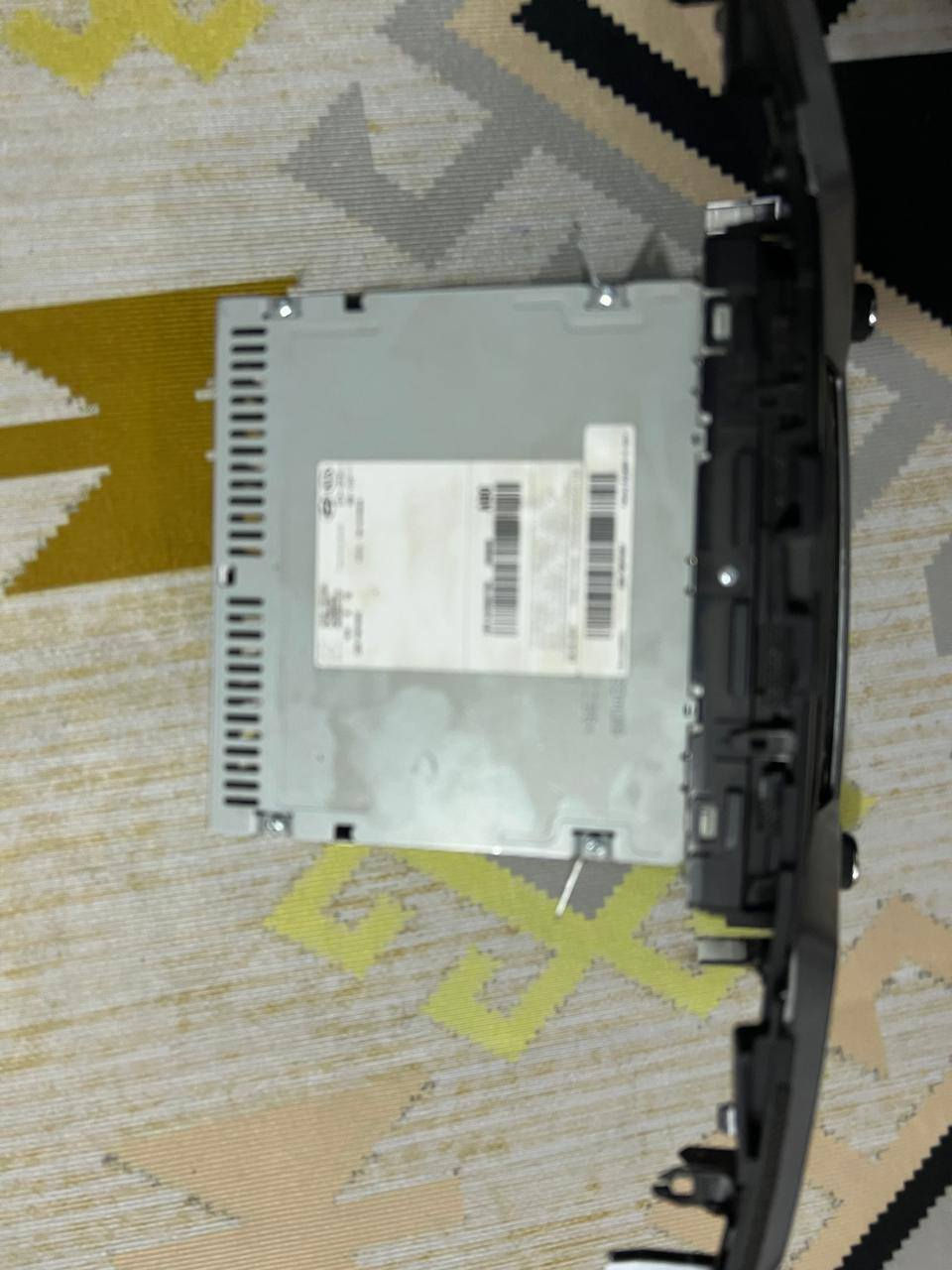 السلام عليكم للبيع قيم واخذ شاشه توسان البلاديه مال سياره  لمس كامرا  شغاله وكاربد توسان اصلي العنوان بغداد ***********
