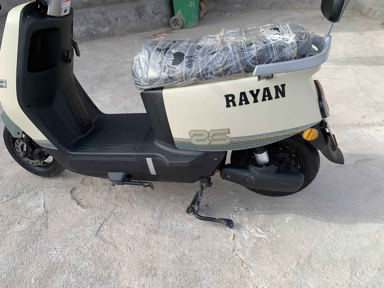 دراجه شحن للبيع استعمال شهرين فقط مكفوله من كل شى مع كافه الملحقات للتواصل ***********السعر ٨٠٠
