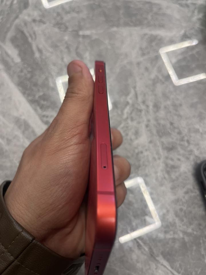 آيفون 12 لون أحمر مميز ذاكره 128 بطاريه 84 تفصيخ الجهاز كلش نظيف ومبدله فقط كلاسه سعر الجهاز 240 وبي مجال بسيط العنوان بغداد المنصور رقم تلفون *********** وبي واتساب
