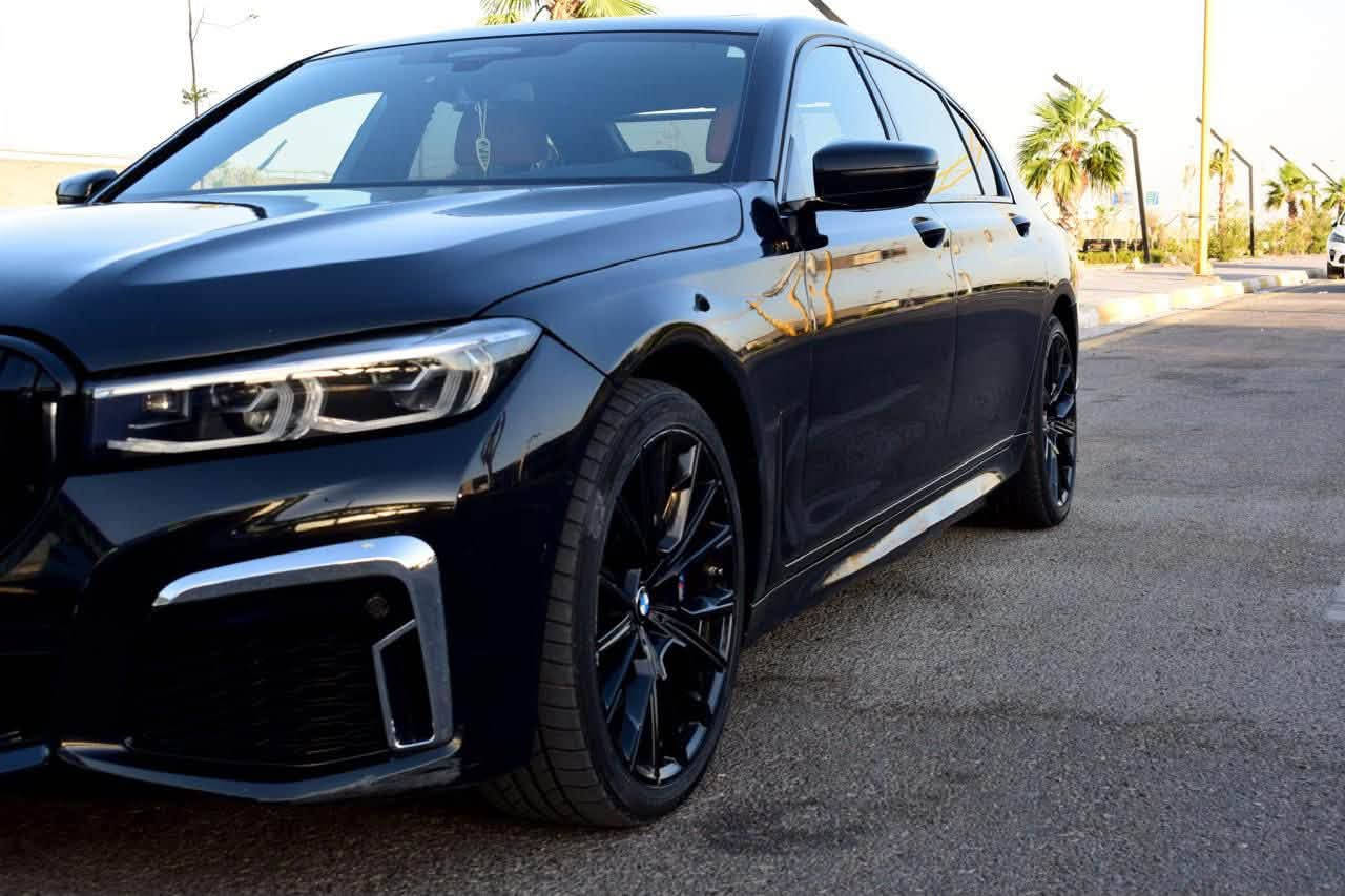 ‏🚗 BMW 750i xDrive M Package
📅 موديل 2022 | وارد أمريكا
سيارة تجمع بين الفخامة، الأداء، والراحة، بمواصفات مميزة وحالة ممتازة.
▫️ محرك V8 Twin Turbo
▫️ نظام دفع رباعي xDrive
‏▫️ M Package
▫️ داخلية جلد فاخرة
▫️ مقاعد كهربائية مع التبريد والتدفئة
▫️ شاشة كبيرة وعدادات ديجيتال
▫️ نظام صوت Harman/Kardon
▫️ فتحة سقف بانورامية
▫️ أنظمة أمان ومساعدة قيادة متطورة
📊 الممشى: 118 الف كم (قابل للزيادة)

🔧 الملاحظات:�▫️ ضرر  تجميلي في الجاملغ الأمامي جهة السائق 
▫️ تم تبديل البنيد (غطاء المحرك).�▫️ السيارة نظيفة جداً ميكانيكياً، ولا توجد أي مشاكل، وجاهزة للاستخدام.
📞 للتواصل: ***********

