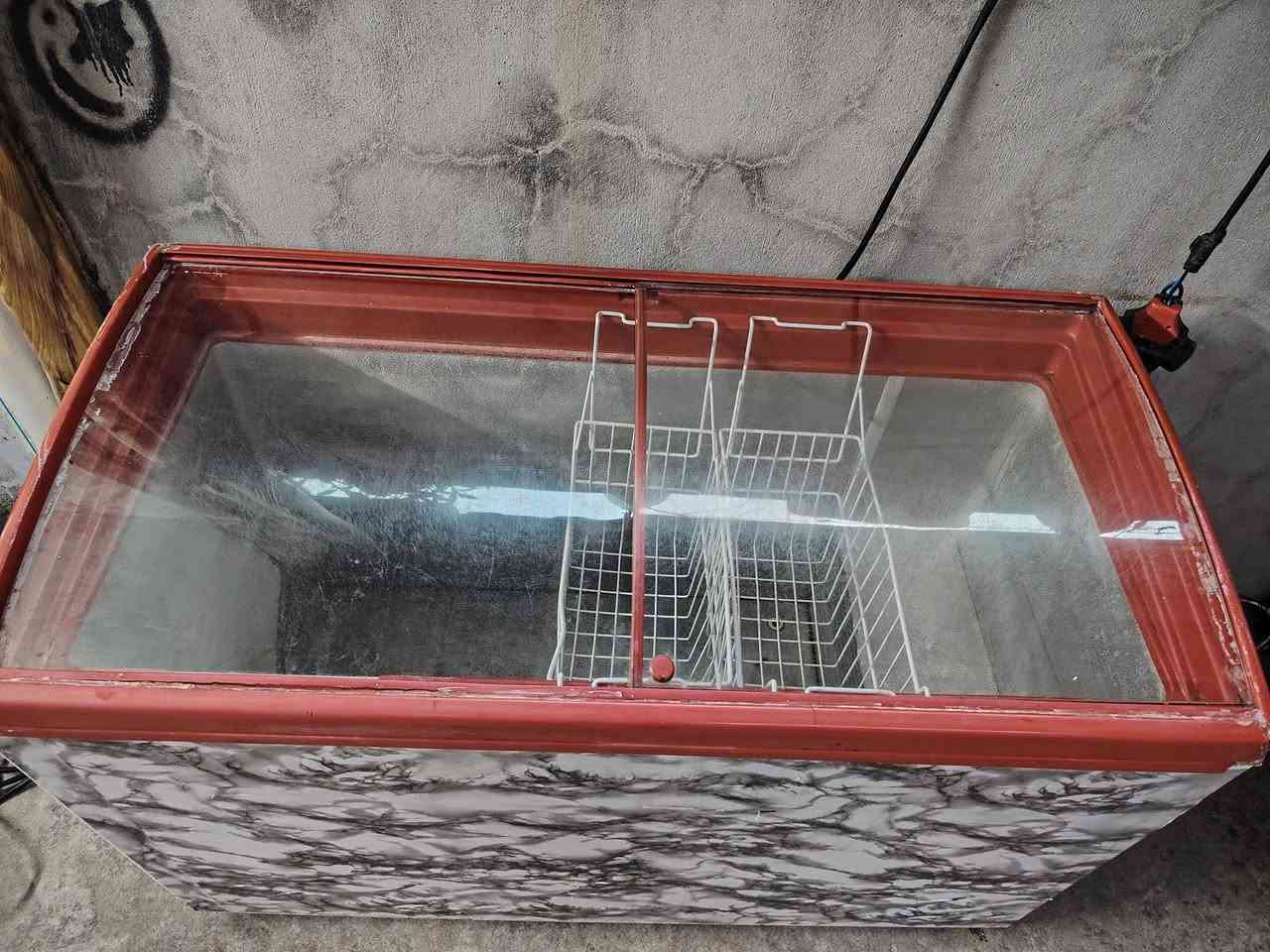 سلام عليكم متاح عارضه مجمده للبيع شغاله اي عيب ما بيها ماطور بلادي سعرها 175 وبيها مجال الشراي يخابر *********** واتساب أو يدخل خاص ♥️
