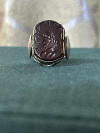 خاتم 💍رجالي فضة مزين بعقيق كرزي غامق مصور صياغة جانبية آية الكرسي  قيا...
