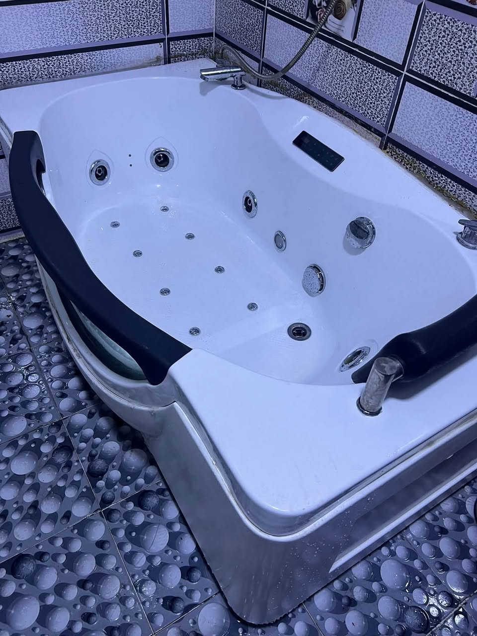 جاكوزي فول مواصفات للبيع شغال ومابي اي مشكلة بسعر مناسب🛁🧼
المواصفات
 ٥ فتحات دفع ماء 
مساج مائي
هيتر تسخين
تحكم لمس
سماعات
اناره ملونه
استخدام شخصي ومابي اي صيانه كله بلادي
من تاخذه فقط تحتاج تربط ماء حار بارد وكهرباء جداً بسيط ربطه
بغداد الحبيبيه
***********
