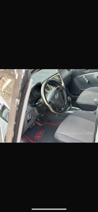 كيا ريو مديل 2007امريكي حادثها جاملغ امامي بدون دواخل وبيها اربع قطع ص...