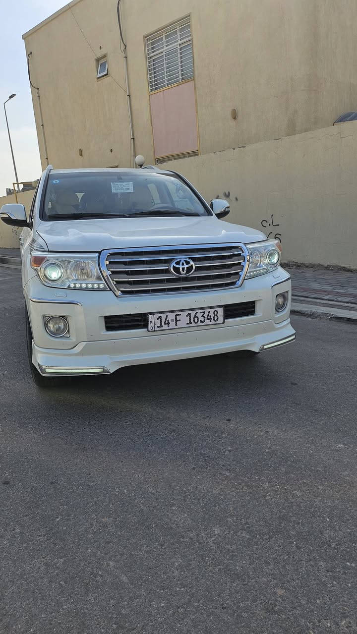 السلام عليكم
لاندكروز موديل 2014 محرك ٦ سلند ماشية 177 ألف 
السيارة مكفولة من الصبغ والتبديل ما عدا تعديل بارد بالجاملغ الامامي الأيسر فقط والباقي كفالة 
السعر 380 وبيها مجال حك الجية ***********
