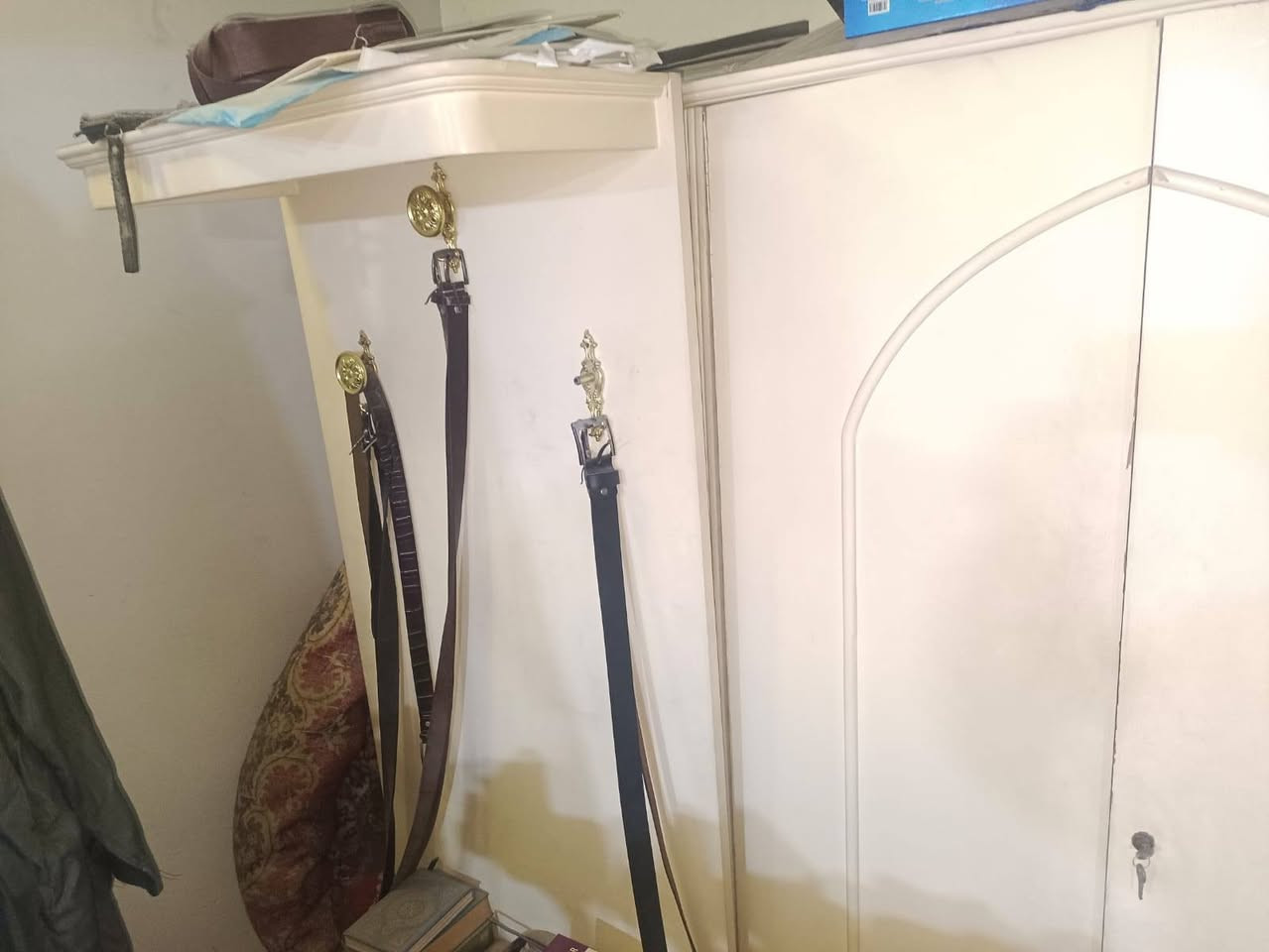 السلام عليكم هاي الغرفة عراقية خشب قوي. سبع قطع تتكون من جرباية و خزانة مال احذية وكومديات ثنين و ميز تواليت و كنتور ست ابواب و تعلاكة ملابس تحوي مجر 
السعر 150
ويوجد خدمة توصيل
***********
