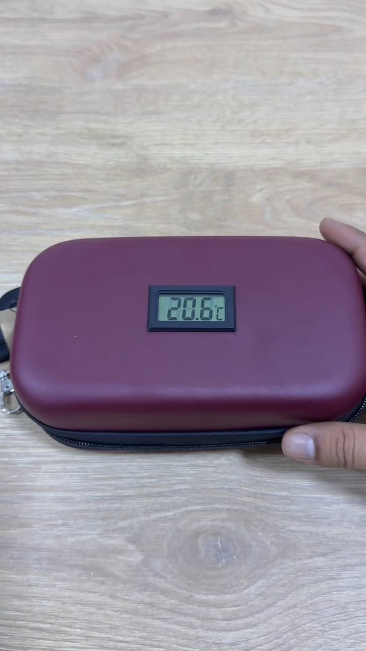 🧊💉 حافظة الإنسولين المبردة – خلي دواك بأمان وين ما تروح!

إذا عندك دوا يحتاج يظل بارد، مثل الإنسولين أو الحقن الحساسة،

وما تقدر تبقى طول اليوم يم الثلاجة…

هاي الحافظة هي الحل المثالي إلك! 🔐🌡️

✔️ تحافظ على البرودة لحد 24 ساعة – بفضل عبوات الجل القوية

✔️ شاشة رقمية توريك درجة الحرارة لحظة بلحظة

✔️ بطانة حرارية عازلة تخلي دواك بأمان حتى بالصيف

✔️ جيوب داخلية ذكية – تخزن الإبر، بطاقتك، وكل شي تحتاجه

✔️ تصميم أنيق وخفيف – ويجي وياه حزام تعليق ومشبك للتثبيت

📏 الأبعاد: 22 × 13 × 10 سم

🎒 مثالي للسفر، الشغل، الجامعة، أو حتى رحلات قصيرة


**إذا كنت صاحب هذا الإعلان وتريد حذفه لأي سبب، رجاءا أرسل رسالة إلى الدعم الفني**
