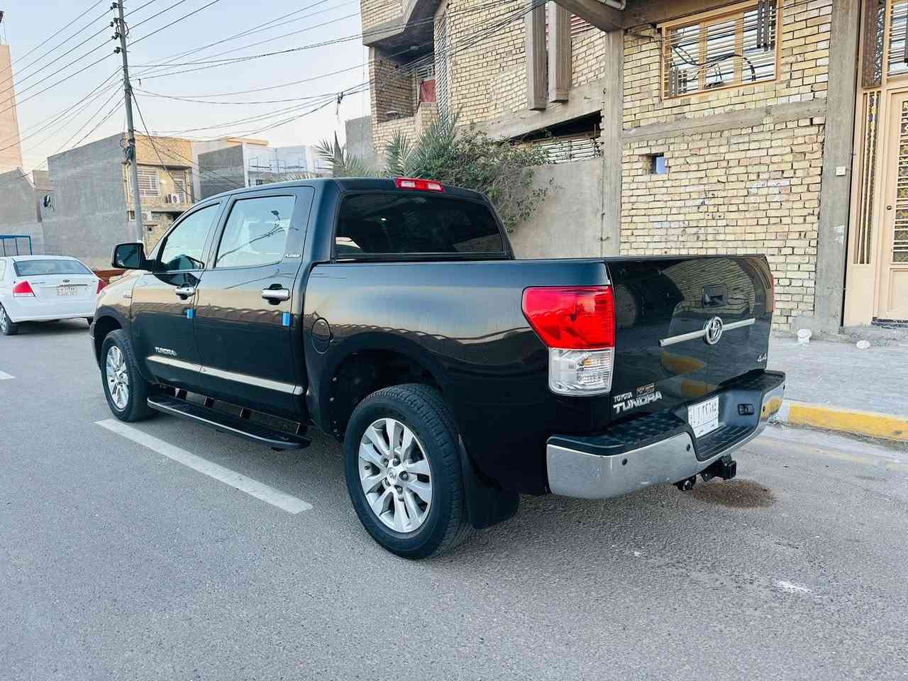 تويوتا تندارا بلاتينيوم موديل 2013 ماشيه 70 الف فقط السعر 168 وبيها مجال بسيط للأستفسار 
*********** 
بيها صبغ جاملغ امامي فقط 
فول مواصفات بلاتينيوم فتحة سقف كشنات جلد كهرباء تحكم ستيرن جهتين مكينه V8 5700 جامة خلفية كهرباء فور ويل باب طويل بدي قصير تبريد وتدفئة بالكشنات شاشه رادارات كامره دواره السيارة جديدة وجاهزة مكانها كربلاء المقدسة
