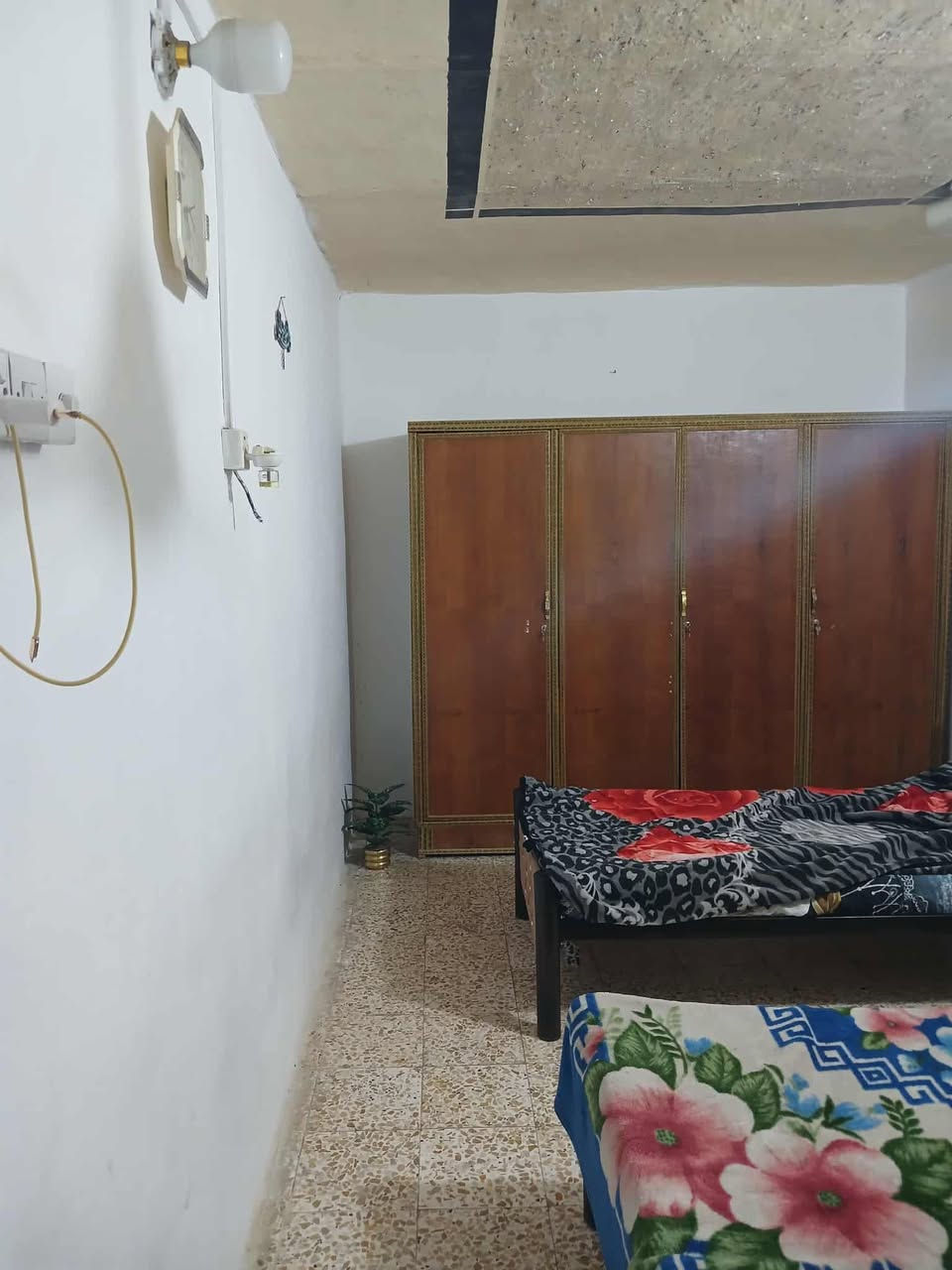 السلام عليكم . بيت للبيع الإسكان القديم البيت قديم  ومرمم مساحة ١٣٥م يحتوي على براني ومطبخ و٣ غرف ٢ جوه وحده فوق  بالسطح البيت طابق واحد وصحيات خارجيه وداخليه السعر ٧٥ وبي مجال بسيط الشراي يتصل *********** ورجاءا اللي مايشتري او مايعجبه السعر خلي يعبر المنشور ولكم التقدير
