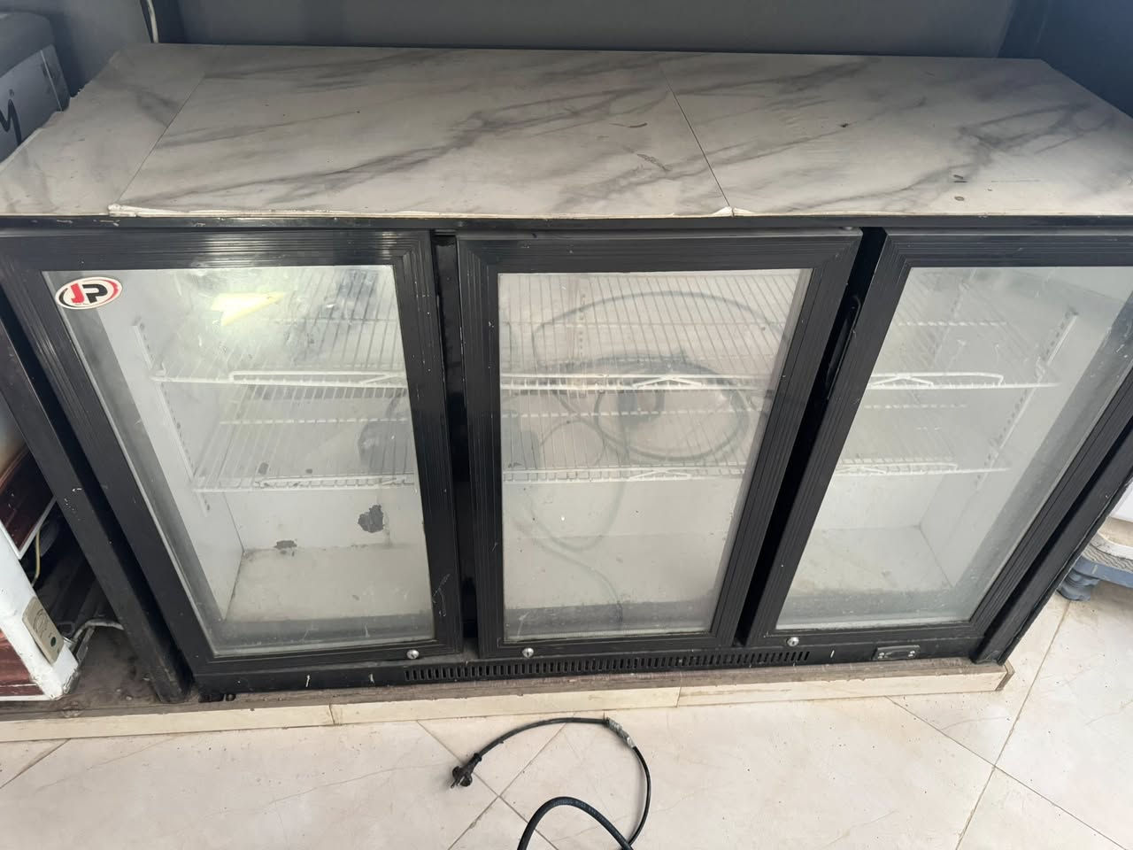 ماكنه قهوه 
وافل 
كريب 
عارضه 
مجمده 
ايس ميكر 
كل هذا ب مليونين دينار 
***********
