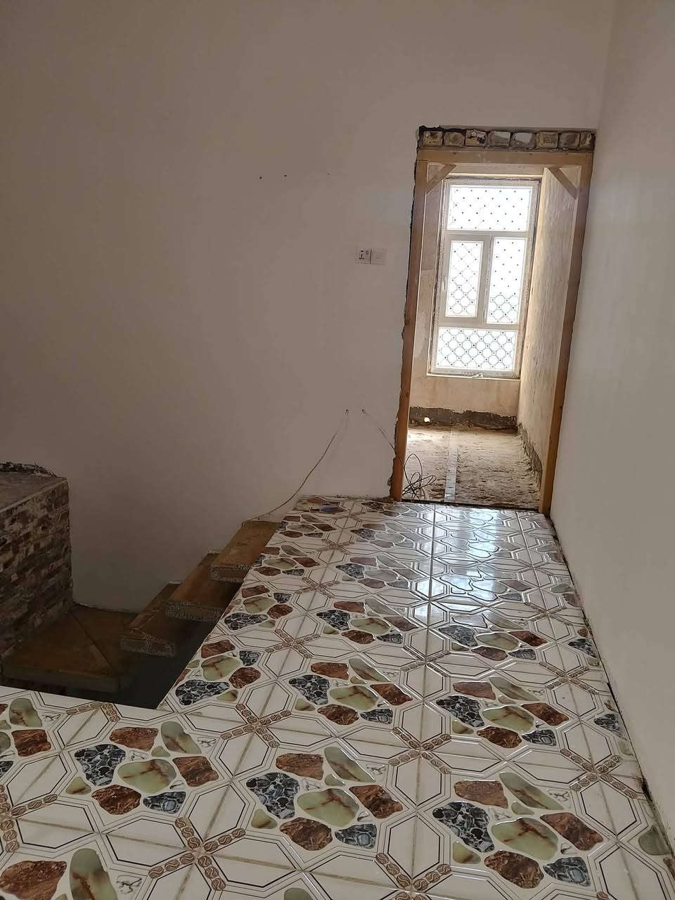 بيت في حي الحضارة المساحه ١٠٠م يحتوي على استقبال وصاله ومطبخ وغرفة نوم الطابق الثاني غرفة نوم وصاله بناء حديث وجه على ساحة خلف مدرسة العبير البيت حاليا فارغ تجي وتكعد بيه مابيه نقص
*********** واتساب
***********

