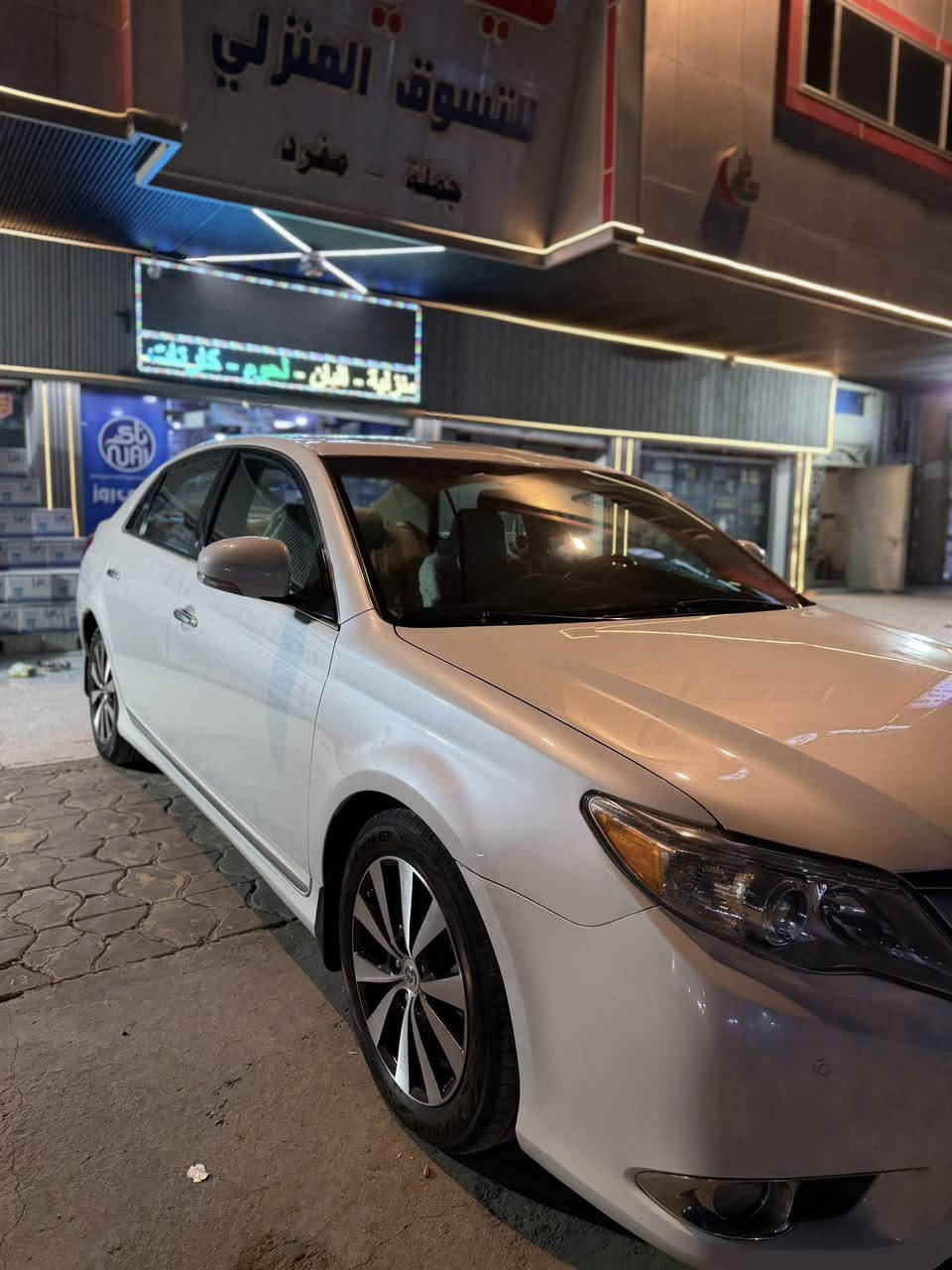 تويوتا أفالون 2012 ليمتد خليجي — 
ماشيه  فقط 144  ألف كم حقيقي بشرط
رقم بغداد الجديد 
فل مواصفات ليمتد — داخلية كريمي 1/1 خليجي
(بصمة، سقف سلايد، كاميرا،
كراسي تبريد وتسخين، كراسي ذاكرة، ستائر،
حساسات أمامي وخلفي، تحديد سرعة،
كراسي جلد وكهرباء، مواصفات كثيرة جداً…)

بدون صبغ، بدون تبديل،  — نظيفة جداً استخدام شخصي
الكير مكفول و بيها مكينه جديده 
لا يوجد صوت ولا دخان ولابخار 
4 تايرات وكالة تويوتا أصلية تحتها
لا يوجد أي خلل
السعر :25الف يعني شدتين و 25 ورقه 
رقم صاحب السيارة:
موبايل ***********
الموقع: بغداد الزعفرانيه
