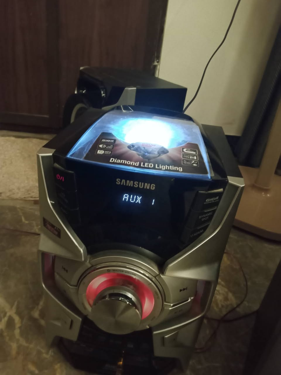 “جهاز سامسونگ Giga Sound Blast أصلي، صوت قوي جدًا مناسب للحفلات والبيت، يدعم AUX و USB و CD و MIC مع إضاءة LED جميلة. الجهاز شغال ممتاز والصوت نقي وباس قوي.”

يحتوي على:
تشغيل AUX و USB و CD/DVD
منفذين USB
مدخل مايكروفون MIC
إضاءة LED للحفلات
نظام صوت 2.1ch
وضعيات EQ و Party
تسجيل على USB

....الجهاز اصلي من شركة SAMSUNG حصرا .... 

السعر خاص لطفا 
او تواصل واتساب ***********

