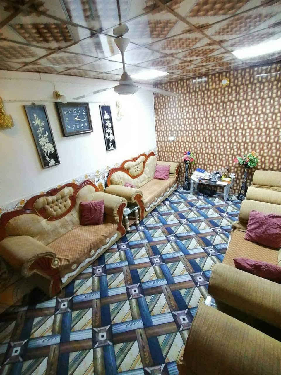 السلام عليكم بيت للبيع 200 متر قرب سيد عوده طابو زراعي كهرباء ماي مجاري غرفتين نوم وصاله ومطبخ وبرانيه سقف ثانوي كل البيت ***********
