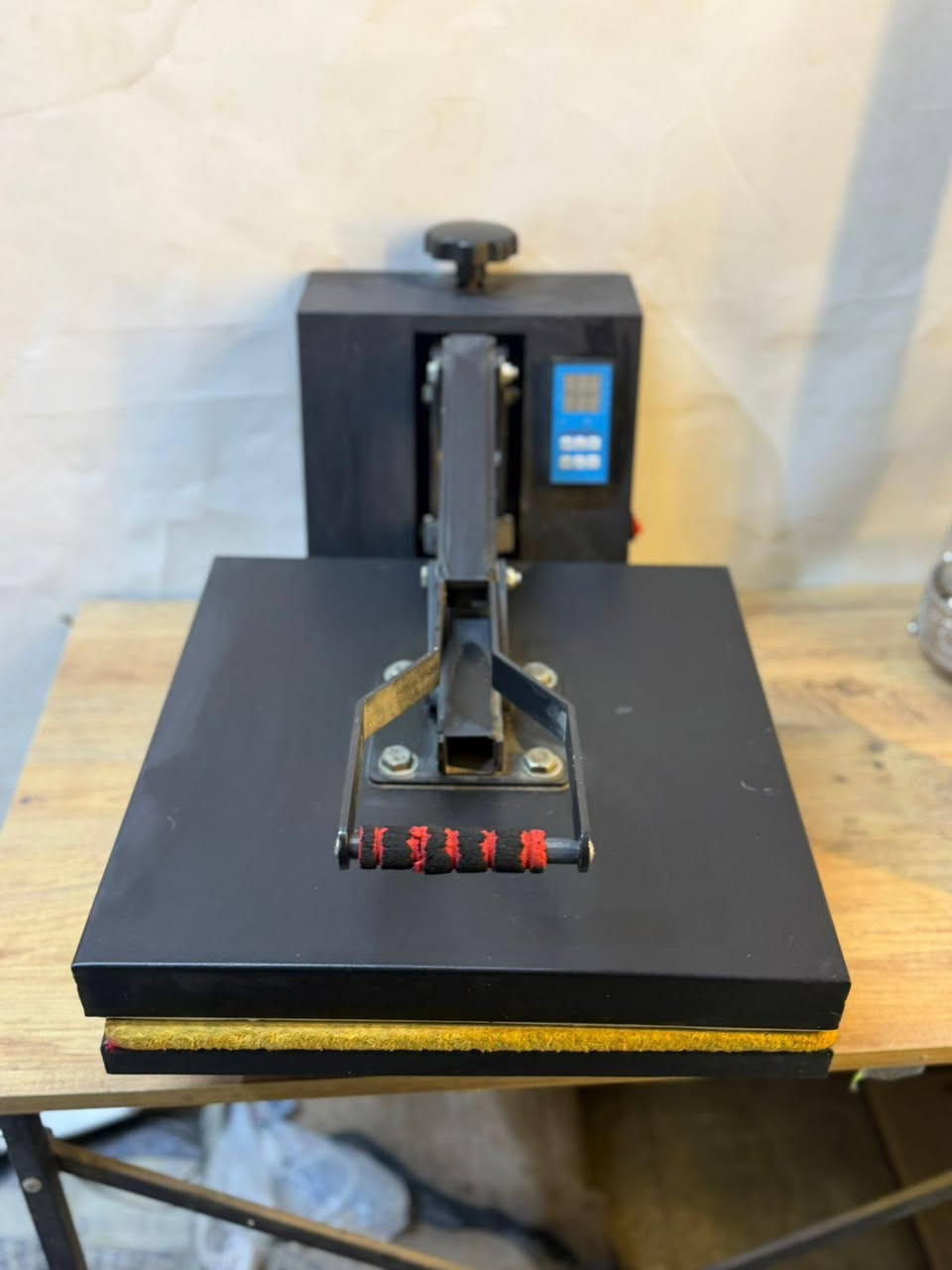 ٣٨في٣٨ مستخدم
المكبس شغال  وينطي طبع كلش حلو
السعر ٢٥٠ الف 
للتواصل 
***********
