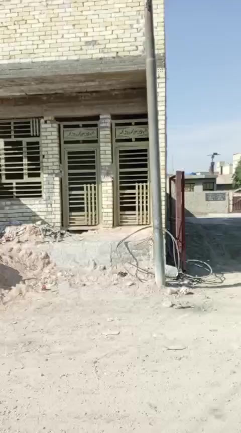 بغداد البلديات منطقه الميه لبيت على شارع  عام  مو دربونه لبيت كامل عوزه بس بياض بي صونده ماء خابط وصافي  لبيت طابوق جمهوري رفت عالي على المنطقه   بي غرفتين وصاله وستقبل  منور واضحه كلشي بالفيديو مستعجل على بيع.  قفل 60.قصاد مابيع***********
